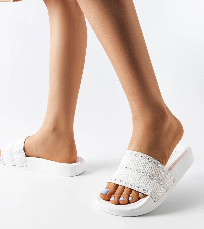 Biele žabky zdobené Ernestovou ryhou