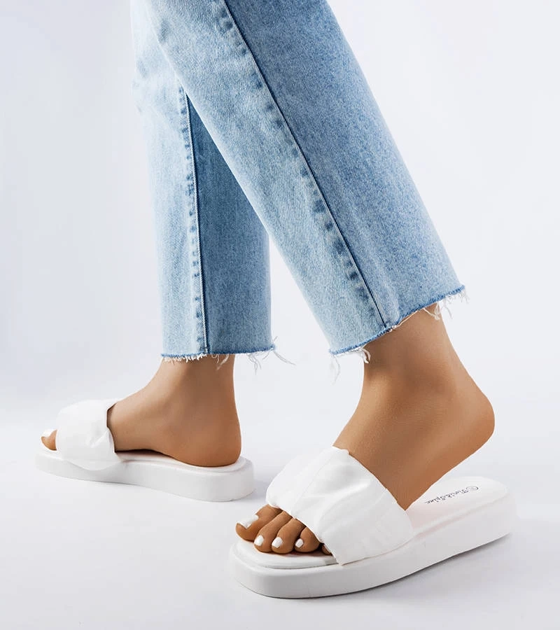 Biele žabky zdobené Boulevardským záhybom