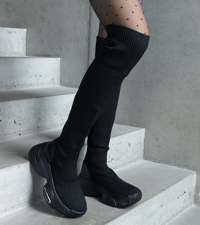 Čierne nazúvacie čižmy s elastickým zvrškom na masívnej podrážke Lokira