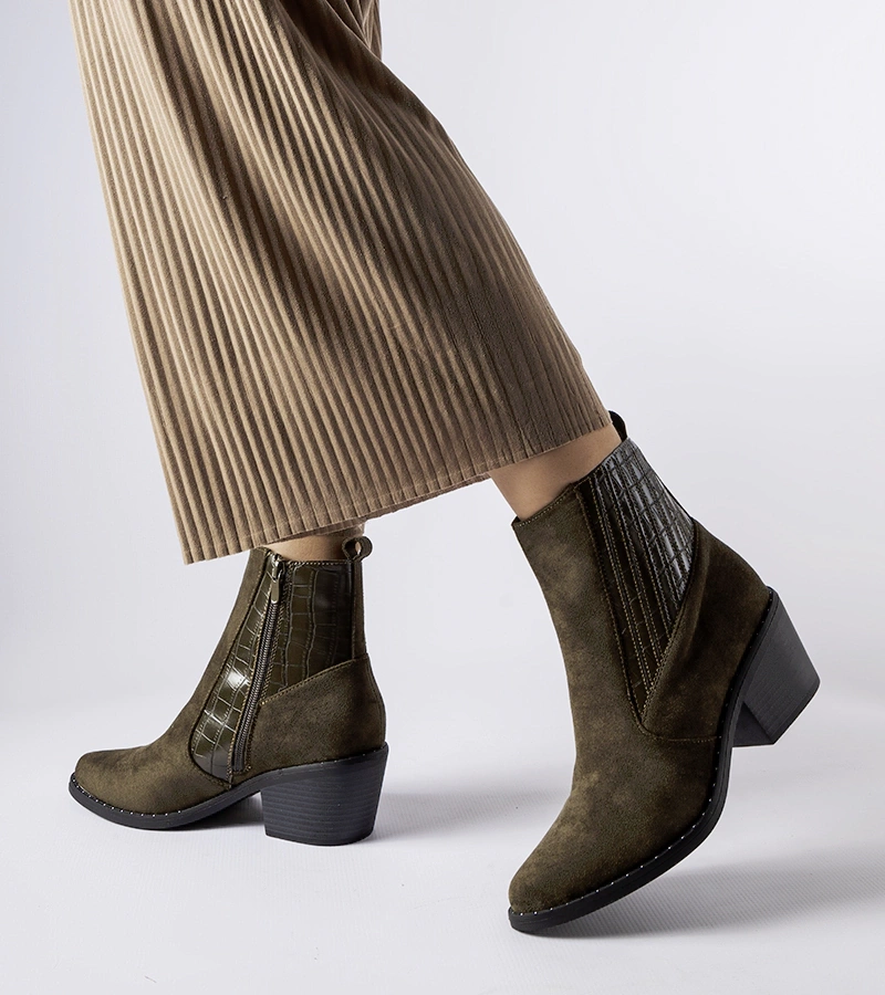 Zelené semišové nízke čižmy na podpätku od spoločnosti Sovere