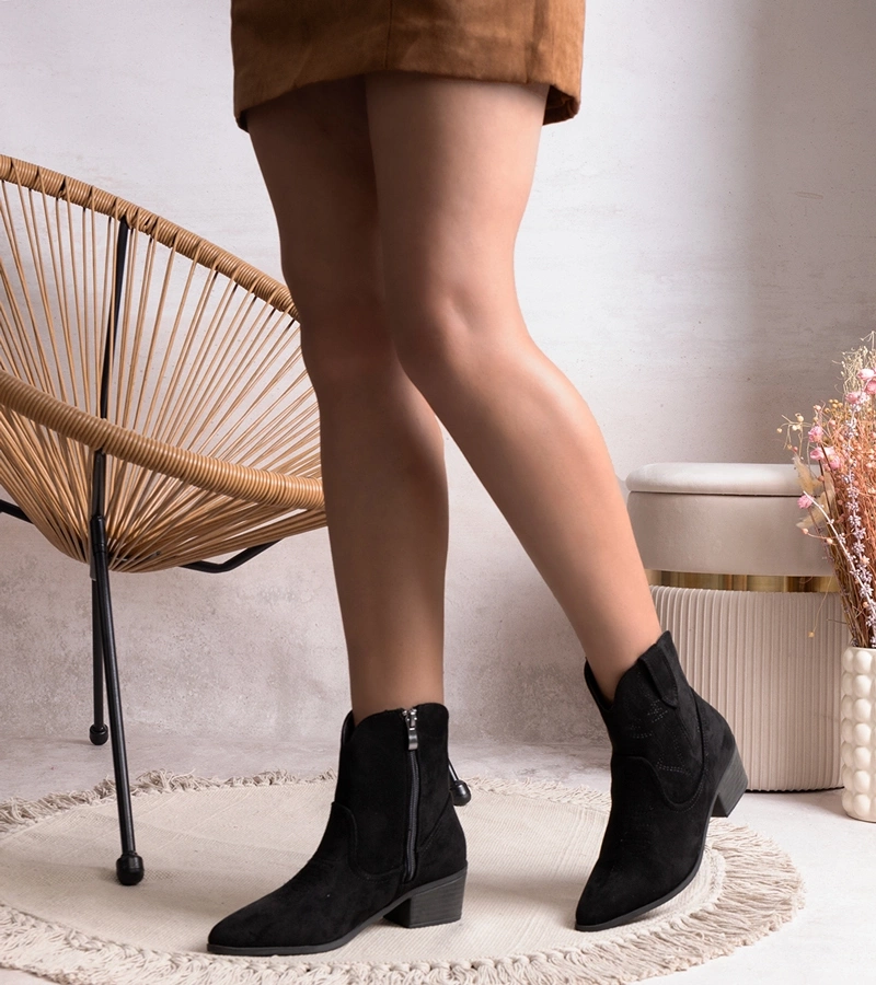 Čierne čižmy na stĺpiku Anesa