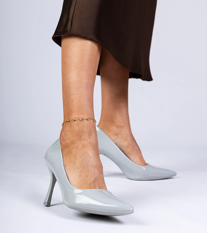 Sivé lakované lodičky na opätku Satium