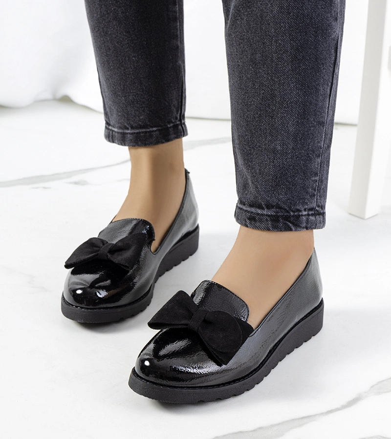 Čierne lakované poltopánky Voeren