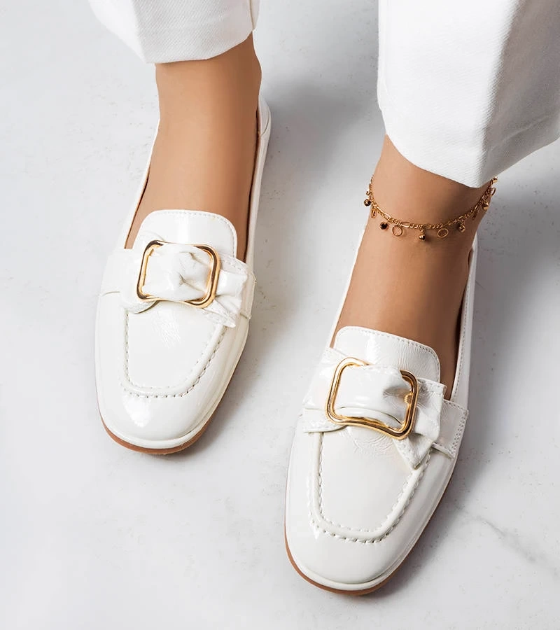 Biele lakované mokasíny s prackou Erica
