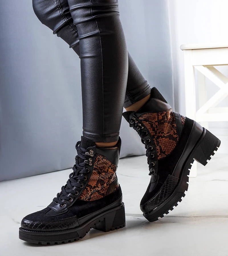 Čierne zateplené topánky zdobené vložkami Fox