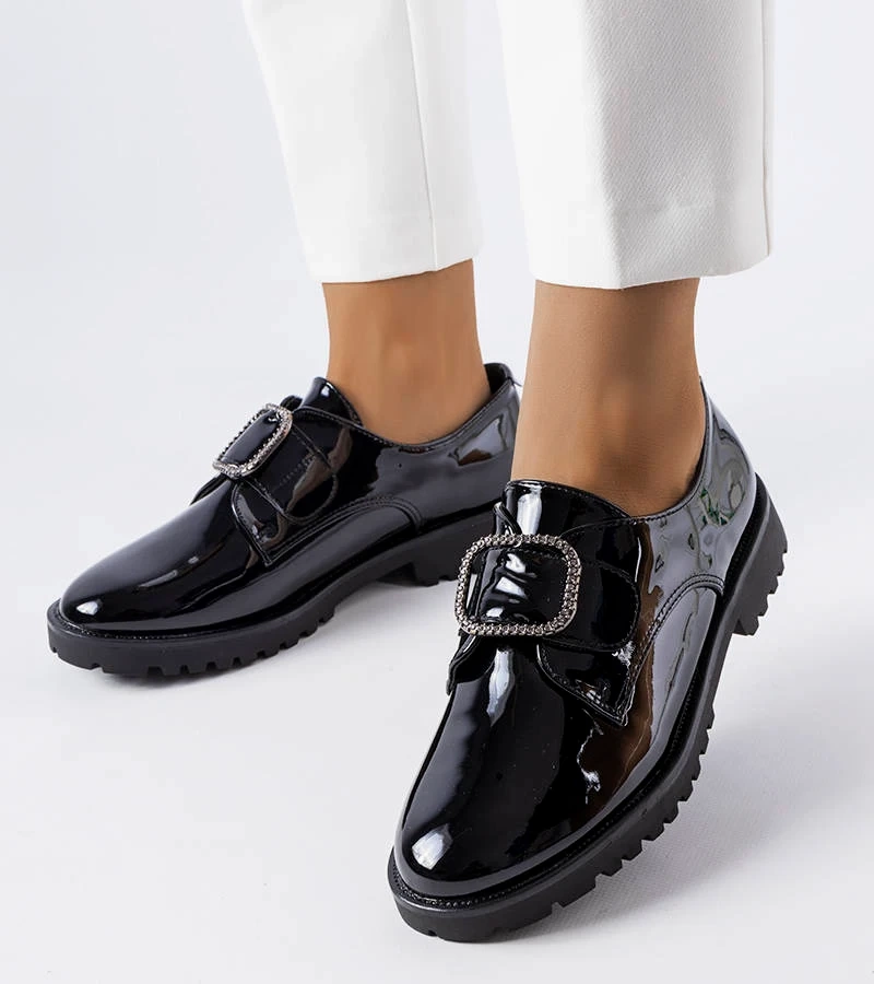 Čierne lakované poltopánky s prackou Jarisile