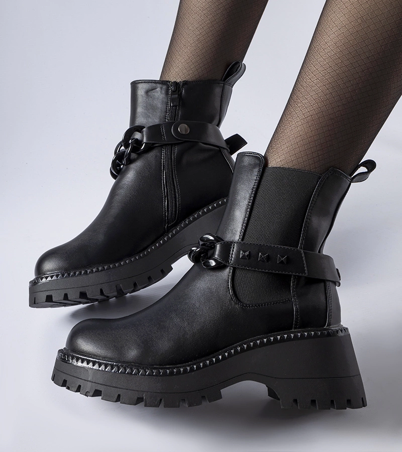 Čierne čižmy na hrubej podrážke Beltran.