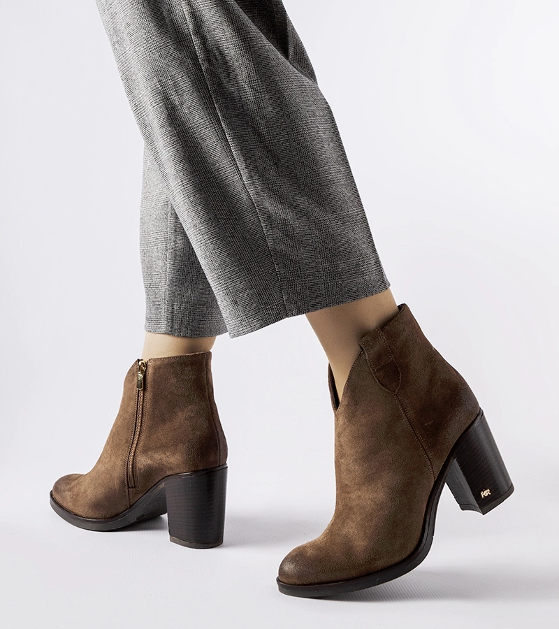 Hnedé zamatové zateplené čižmy Karino