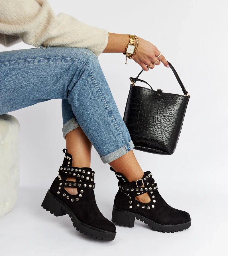 Čierne dekoračné čižmy na stĺpiku Thomas