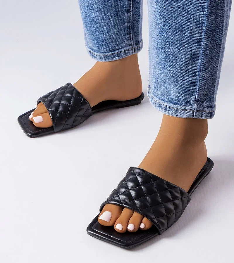 Čierne elegantné prešívané žabky Labrie