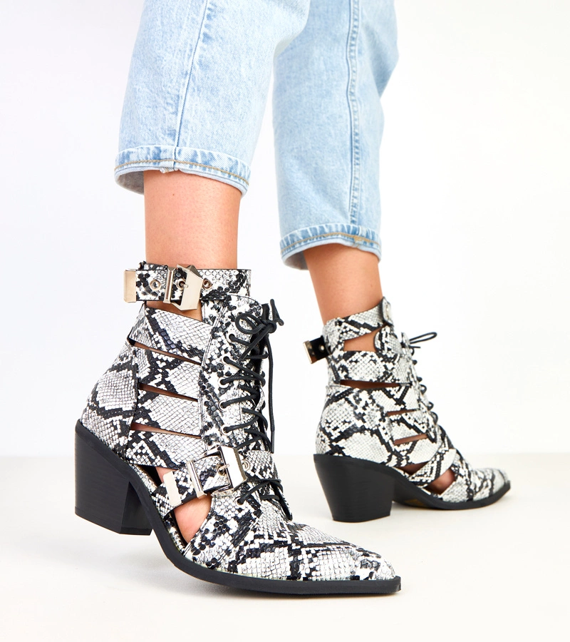 Čierno-biele členkové topánky na podpätku šnurovacie s výrezmi Verica