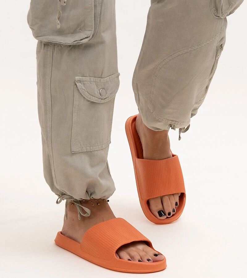 Oranžové penové šľapky Menta