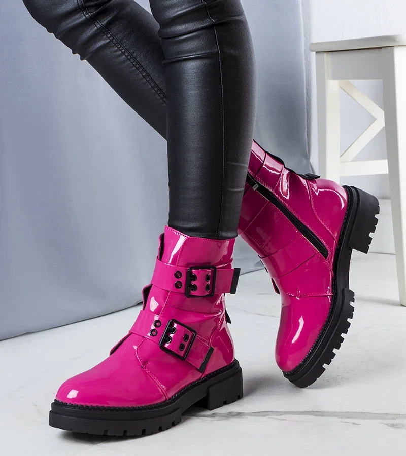 Ružovo lakované izolované botki Faleri