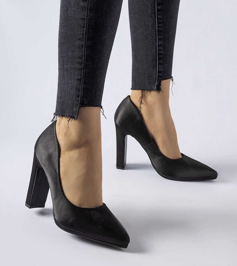 Čierne saténové topánky na podpätku Rivers