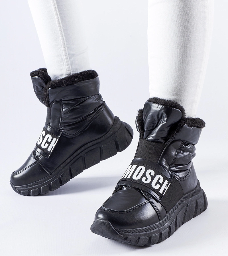 Čierne zateplené snehule na platforme Bend.