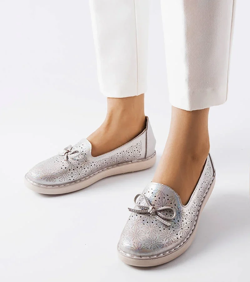 Šedé trblietavé mokasíny s ažurovým vzorom Elodia