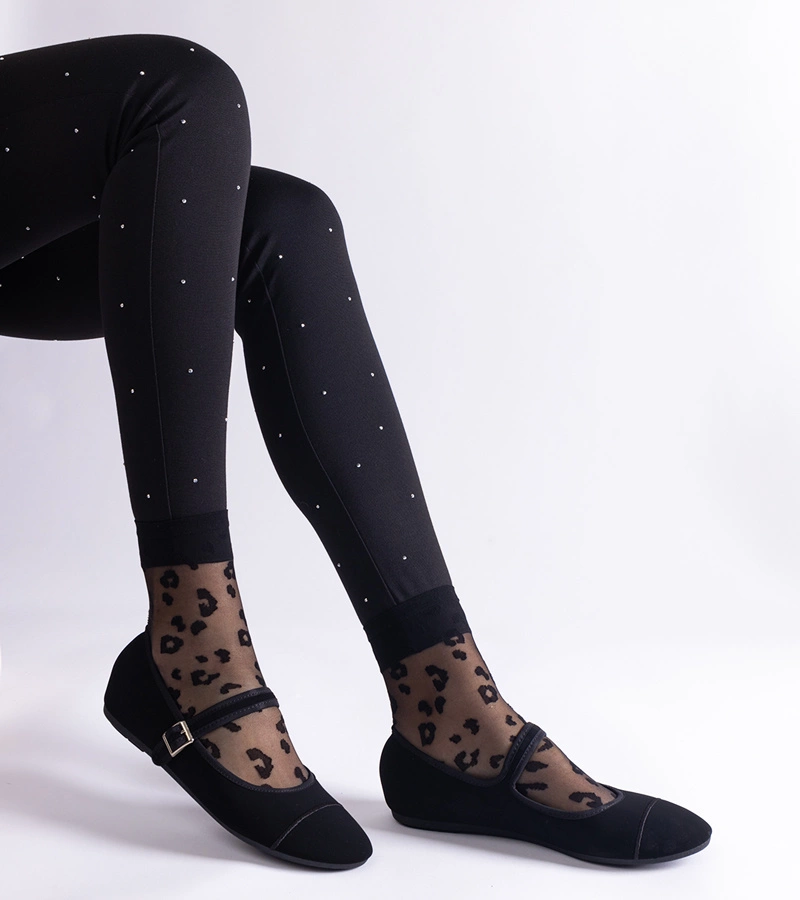 Čierne balerínky s matným povrchom zapínané na pracku Longhola