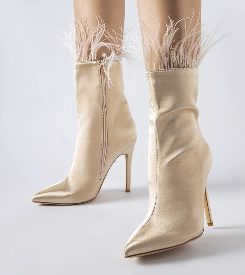 Krémové čižmy zdobené pierkami Selvena