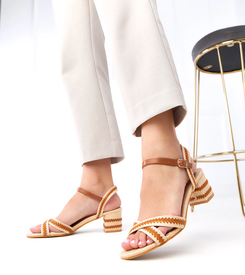 Hnedé sandále na podpätku zapínané na členku Markot