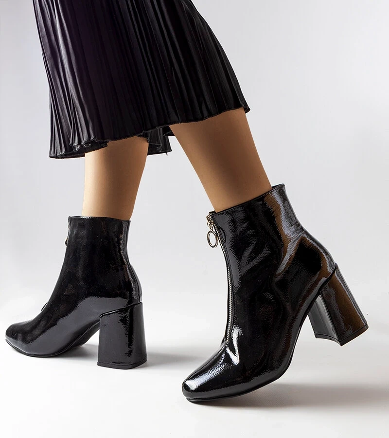 Čierne lakované čižmy so strieborným zipsom Soutter