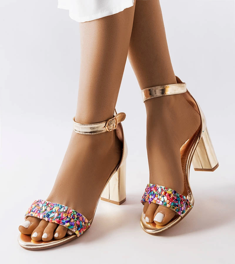 Zlaté sandále zdobené kamienkami Lobelia