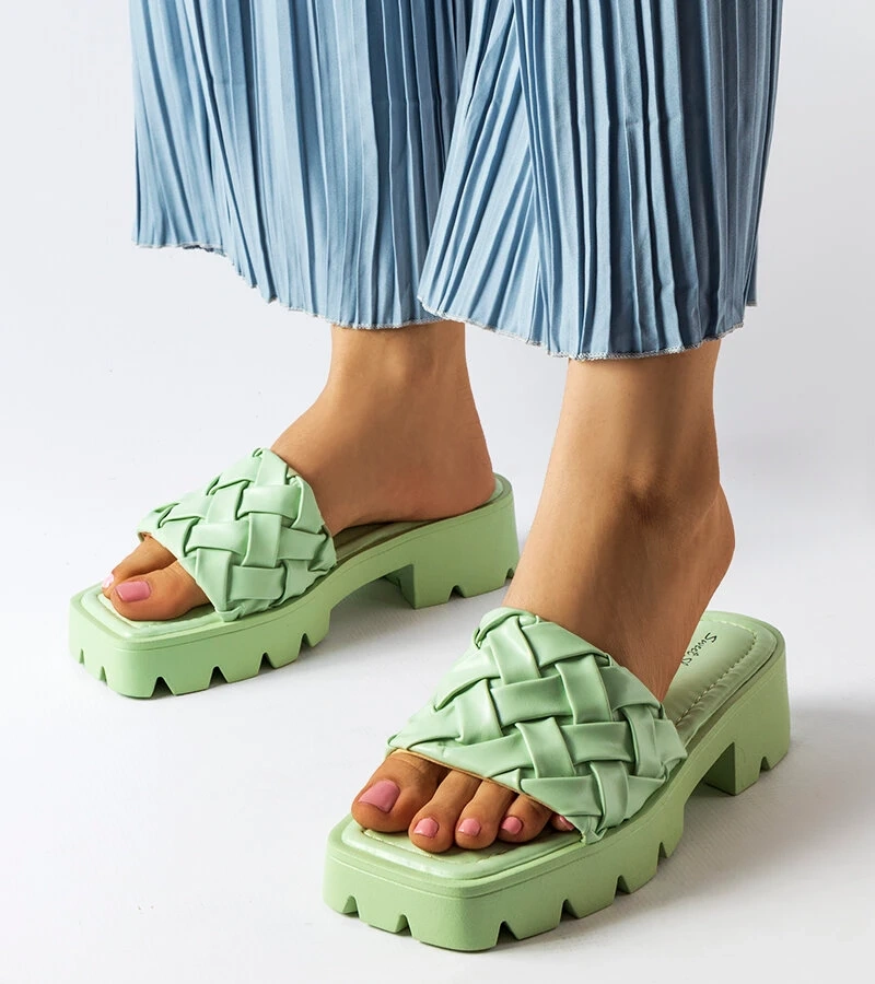 Zelené žabky na podrážke traktora Lora