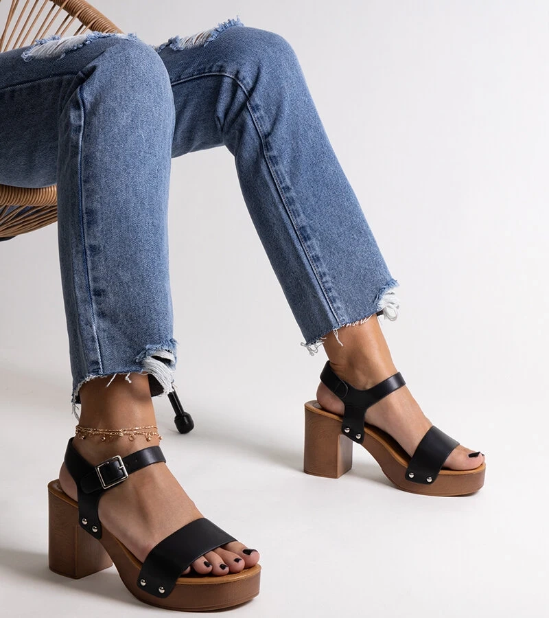 Čierne masívne sandále na stĺpiku Adilar