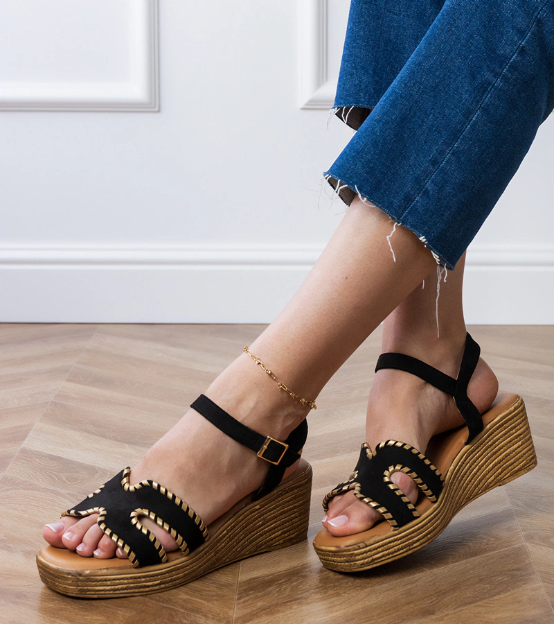 Čierne sandále s výšivkou na okrajoch Lurisa