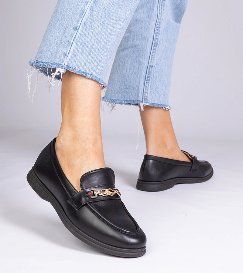 Čierne mokasíny so zlatou ozdobou Feola