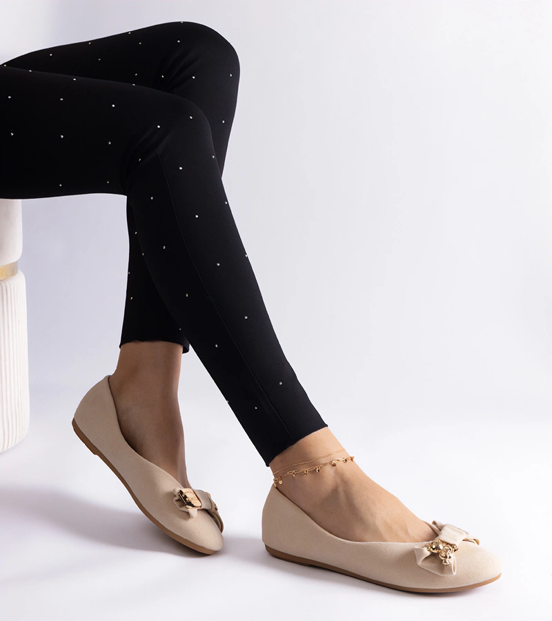 Béžové baleríny zdobené mašľou a brošňou Esdras