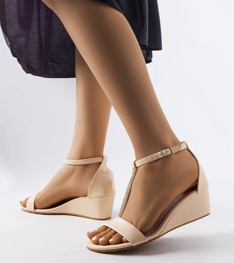 Béžové sandále na platforme so zirkónmi značky Flusing