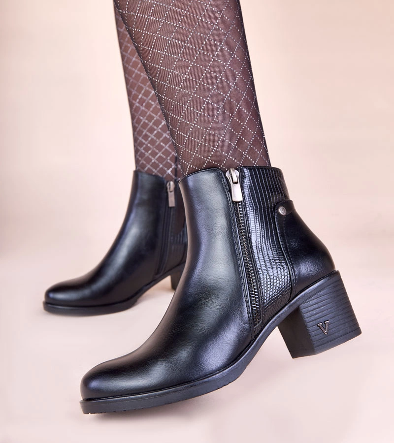 Čierne členkové čižmy na podpätku s ozdobným zvrškom Keiria