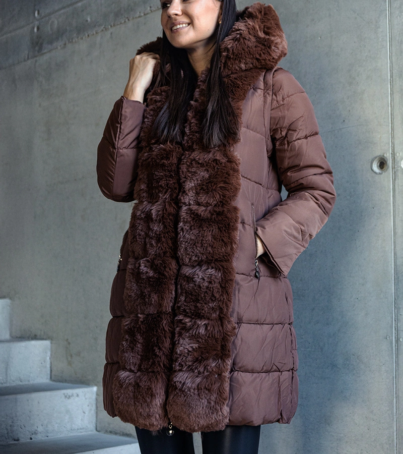 Hnedá dlhá prešívaná bunda s odnímateľnými rukávmi zdobená kožušinou Louis.