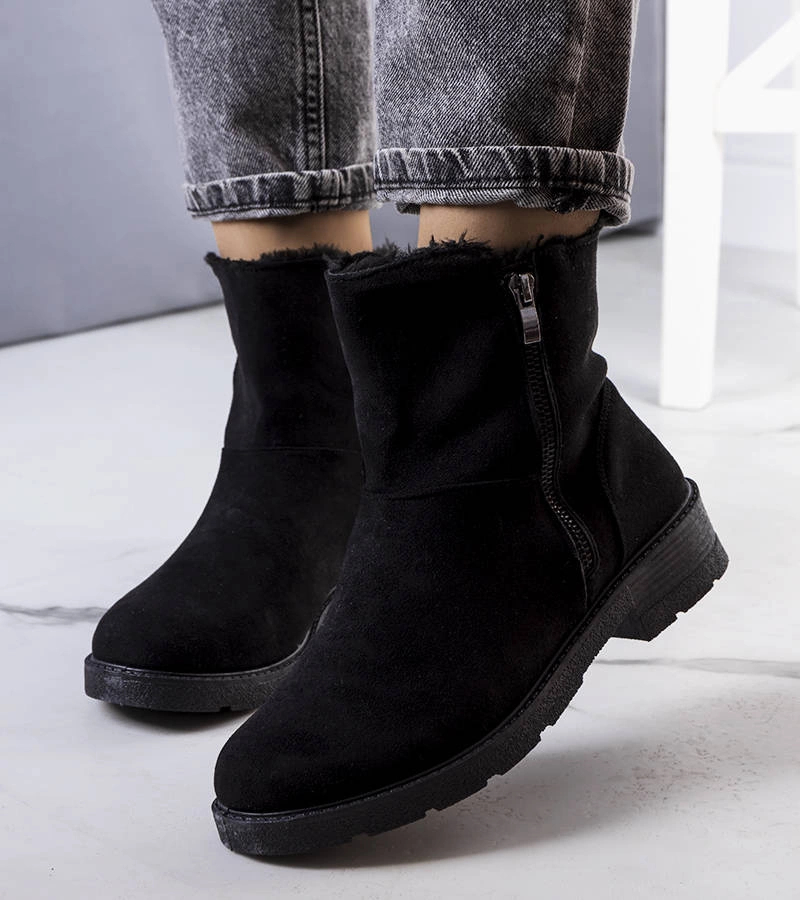 Čierna botki izolovaná Salona