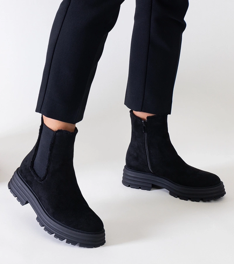 Čierne vysoké čižmy na hrubej platforme eko-zamszu Sabra.