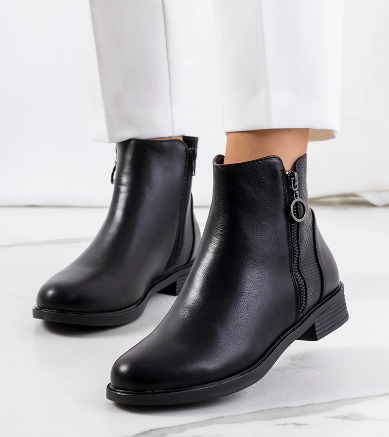 Čierne botki pobrežie jazera