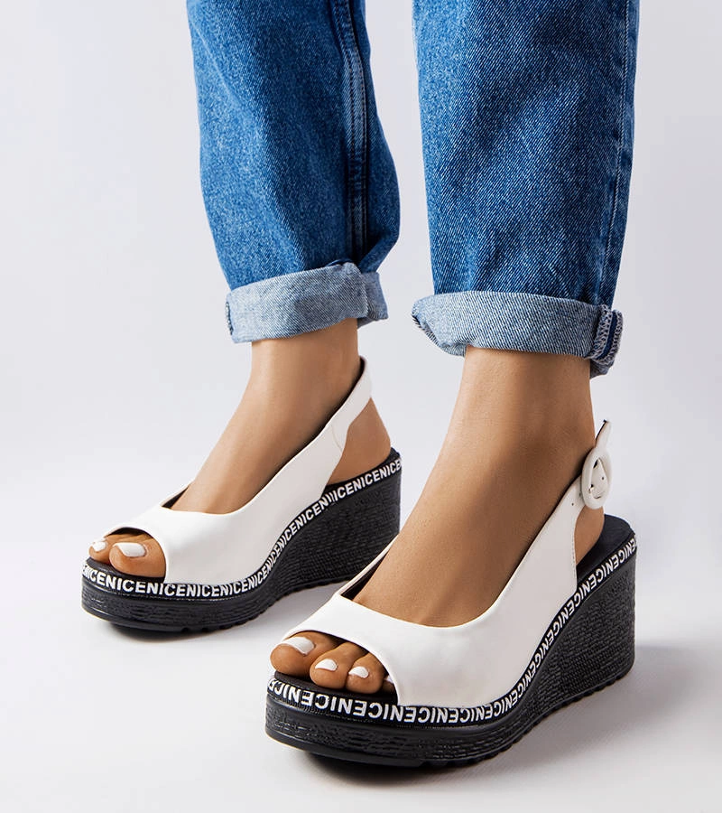 Biele sandále na platforme Elda