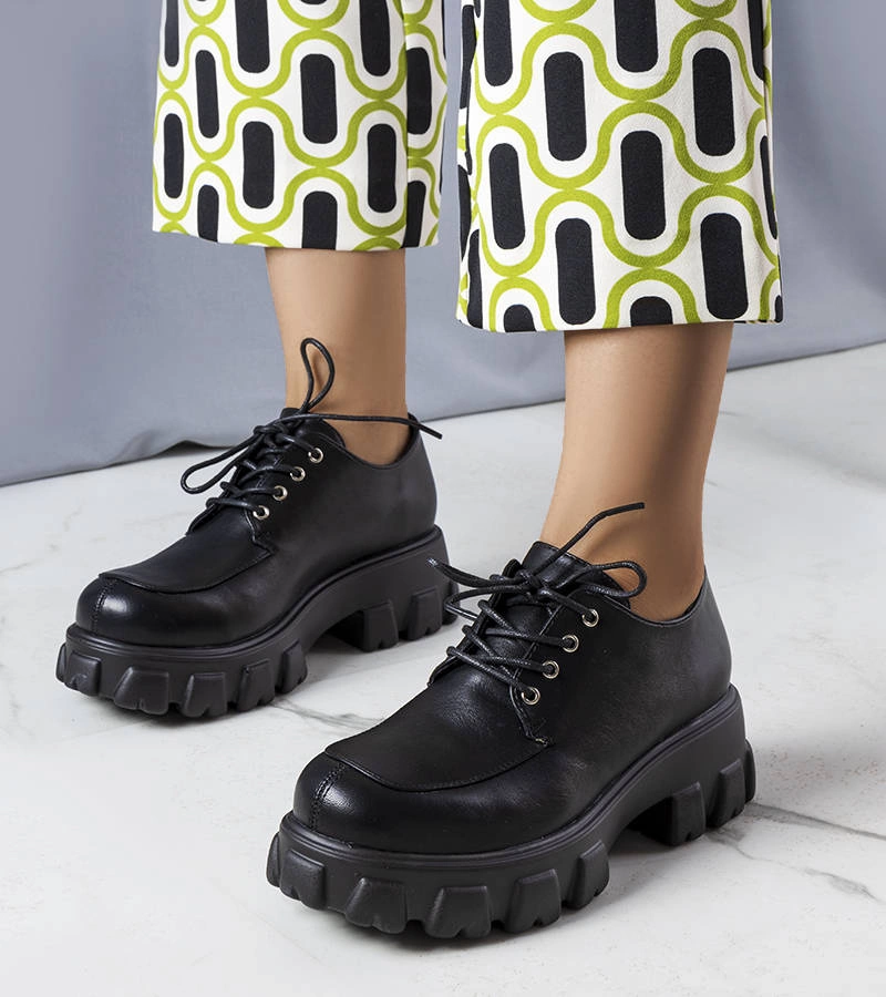 Čierne poltopánky na pevnej podrážke Lynn