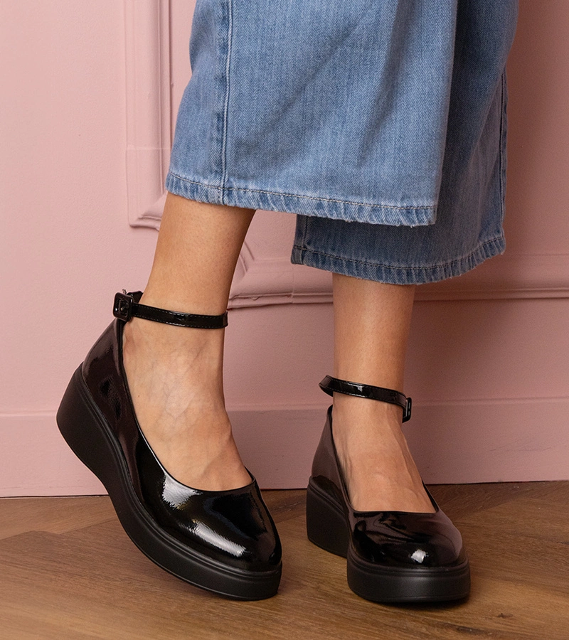 Čierne lakované poltopánky na platforme Tanga