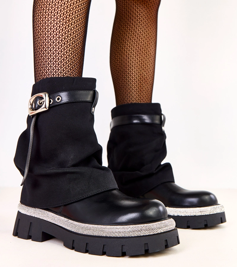 Čierne členkové topánky s vyhrnutou sárou a zirkónmi na okrajoch Yemi