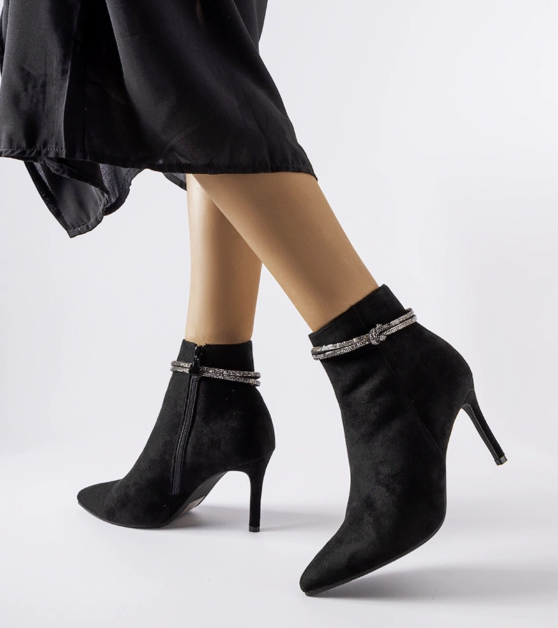 Čierne zateplené čižmy na podpätku značky Vinceza