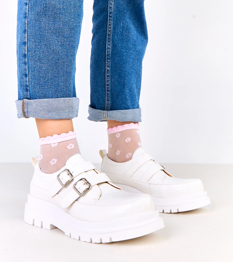 Biele poltopánky na masívnej podrážke zdobené prackami Juke