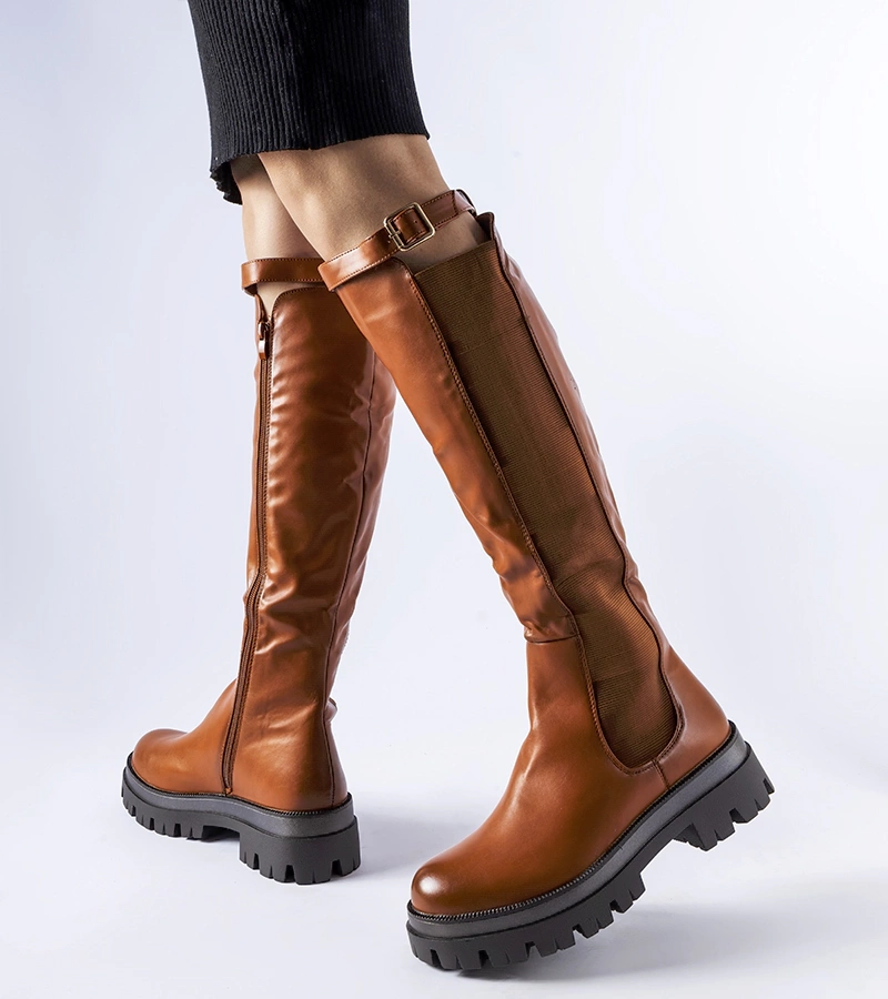 Hnedé robustné čižmy s ozdobným remienkom Stuart.