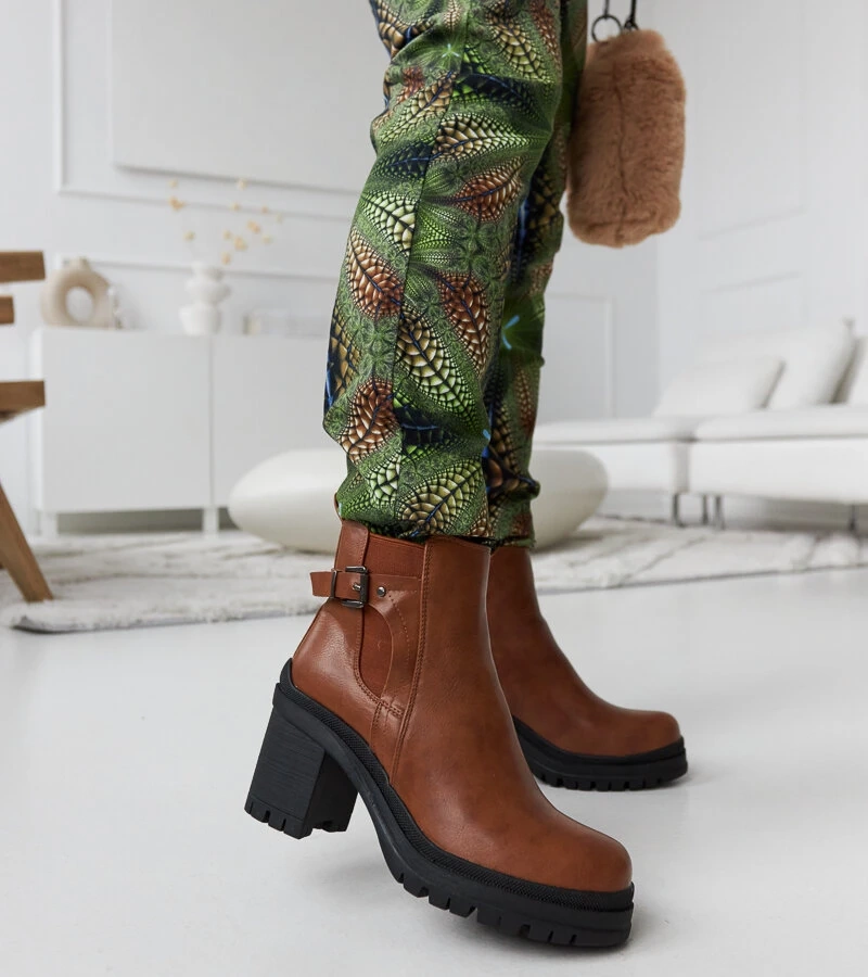 Hnedé čižmy s nízkym opätkom a páskou Favale