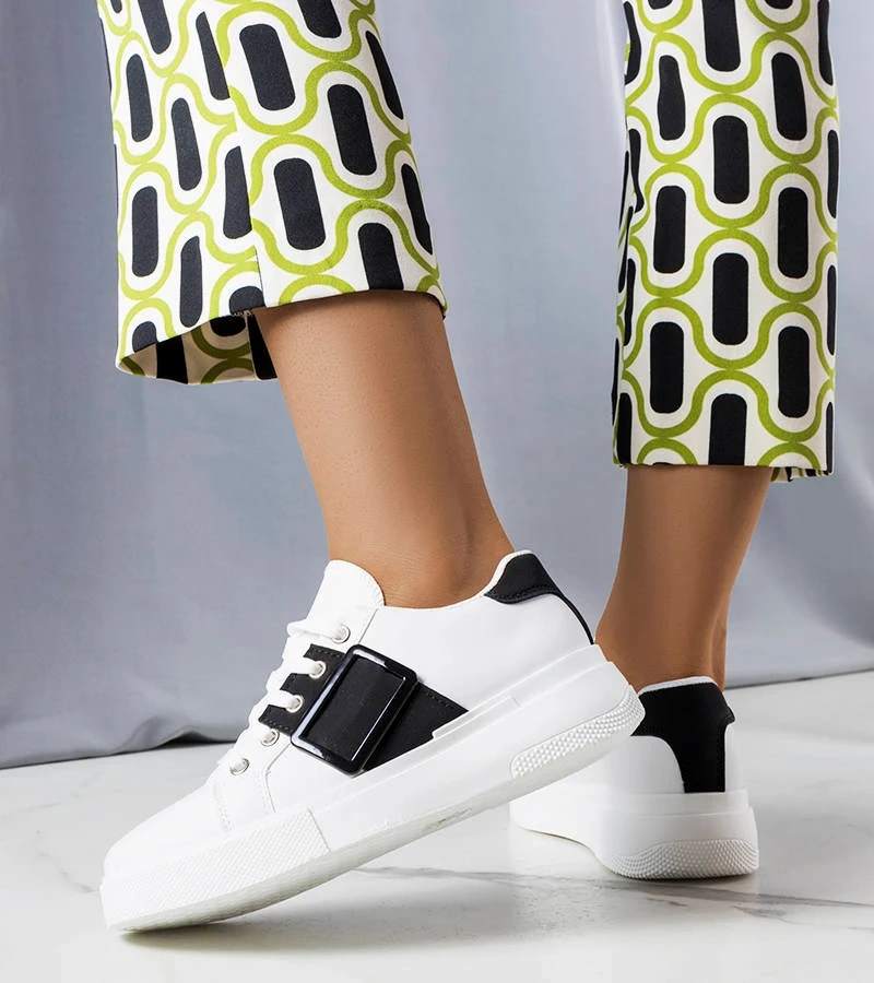 Biele tenisky zdobené čiernou prackou Erin