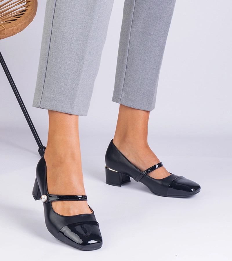 Čierne lodičky na podpätku s lakovanou špičkou Ivanita