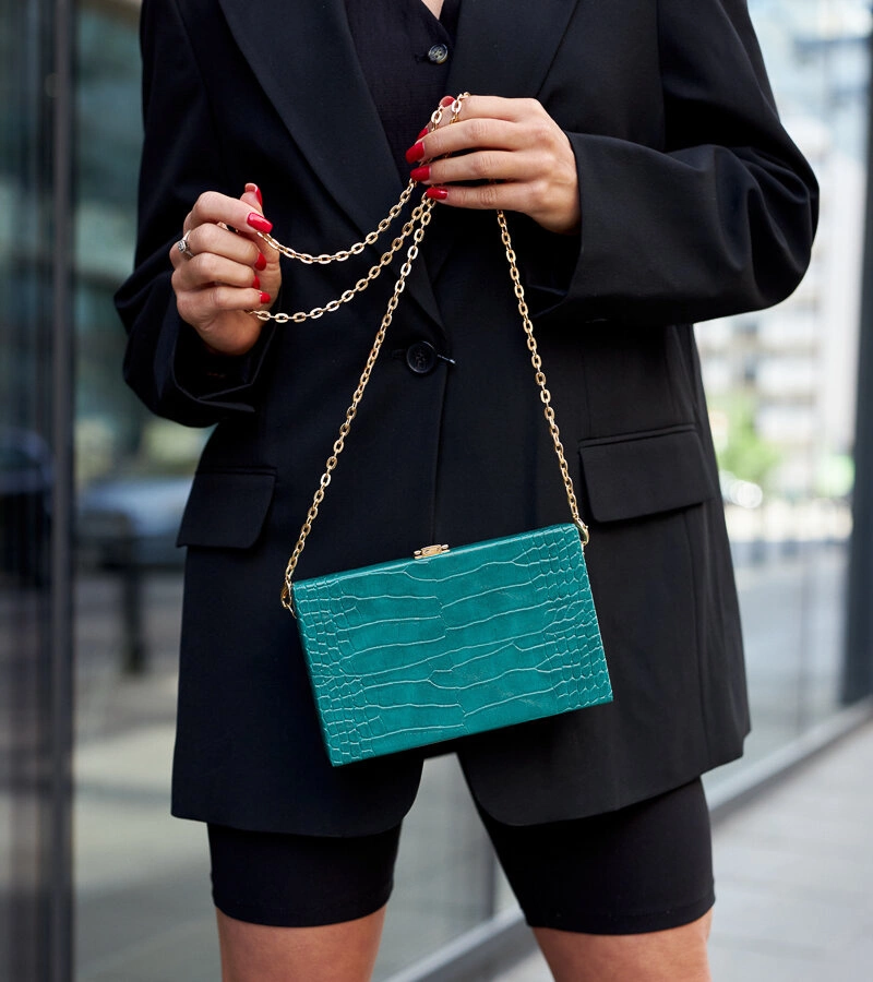 Zelená kabelka typu "kufor" na reťazke Dratche