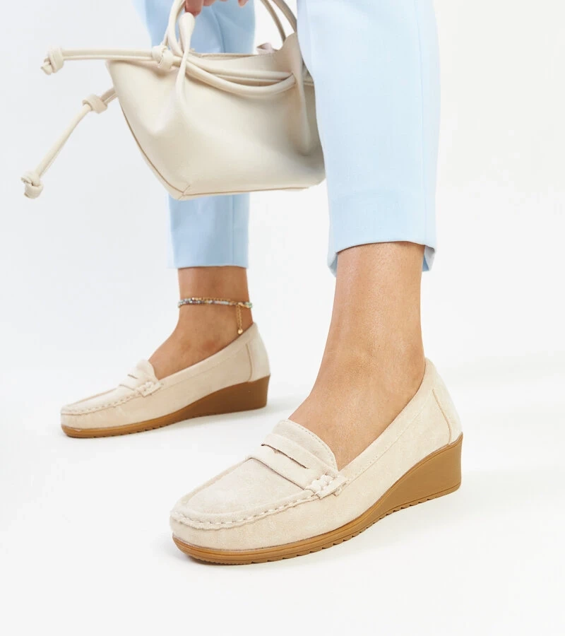 Svetlo béžové semišové mokasíny na platforme Sakena
