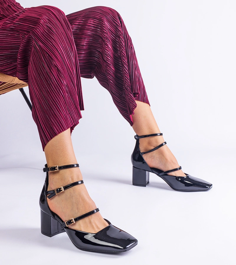 Čierne lakované lodičky na podpätku s prackami Kamola