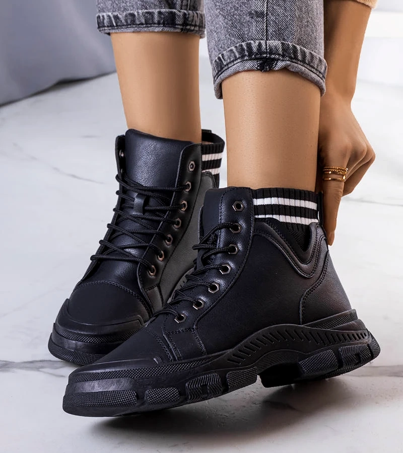 Čierne izolované botki Innes